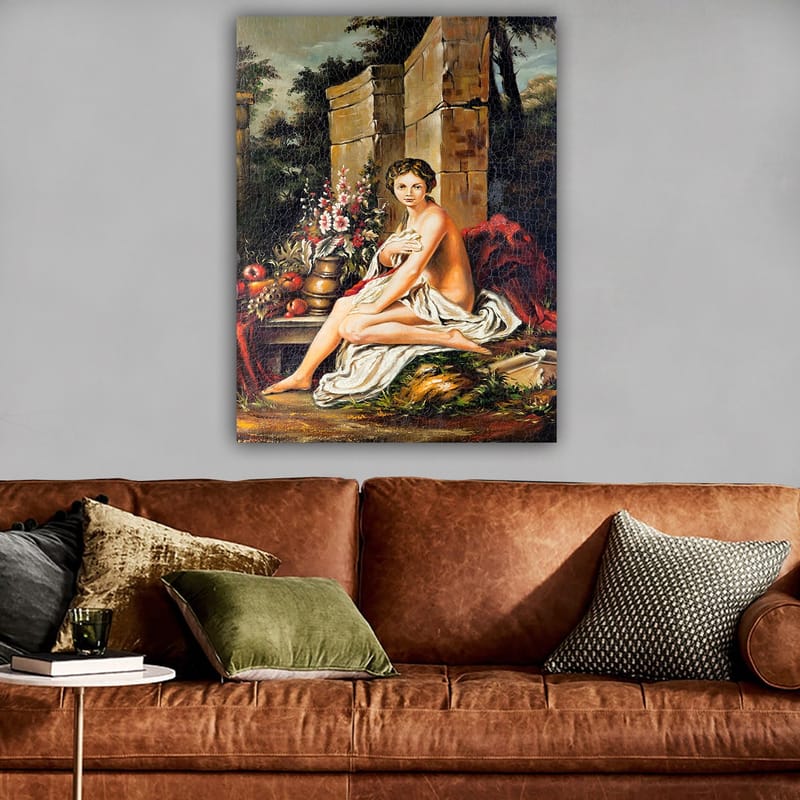 Lærred 70x100 cm - Nøgen kvinde siddende med et hvidt draperi, omgivet af blomster og frugter i naturskønne omgivelser - Rød / Grøn / Beige - Boligtilbehør - Billeder & kunst - Billeder på lærred