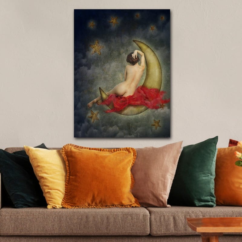 Lærred 70x100 cm - Nøgen kvinde siddende på en halvmåne omgivet af stjerner og skyer - Guld / Rød / Beige - Boligtilbehør - Billeder & kunst - Billeder på lærred