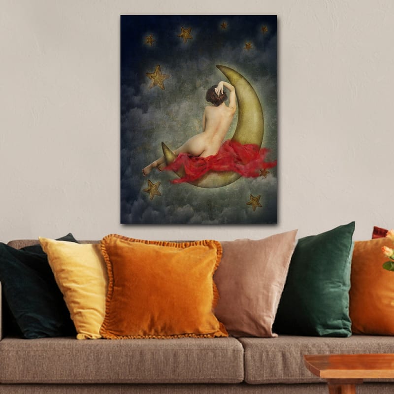 Lærred 70x100 cm - Nøgen kvinde siddende på en halvmåne omgivet af stjerner og skyer - Guld / Rød / Beige - Boligtilbehør - Billeder & kunst - Billeder på lærred