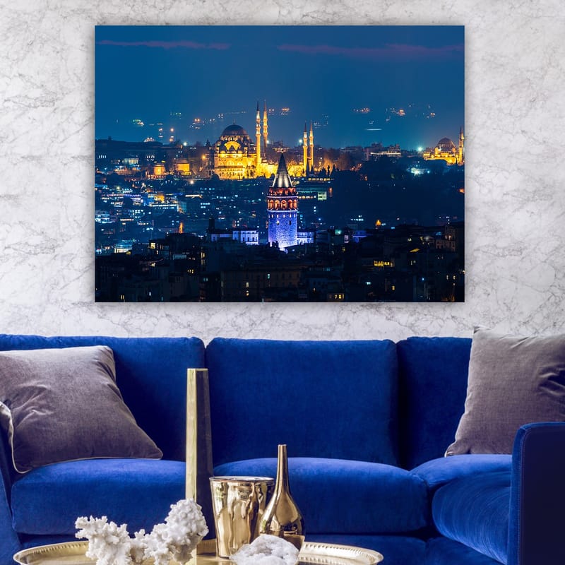 Lærred 70x100 cm - Natudsigt over Istanbul med fremtrædende historiske bygninger og lys, der oplyser byen - Mørkeblå / Guld / Lilla - Boligtilbehør - Billeder & kunst - Billeder på lærred