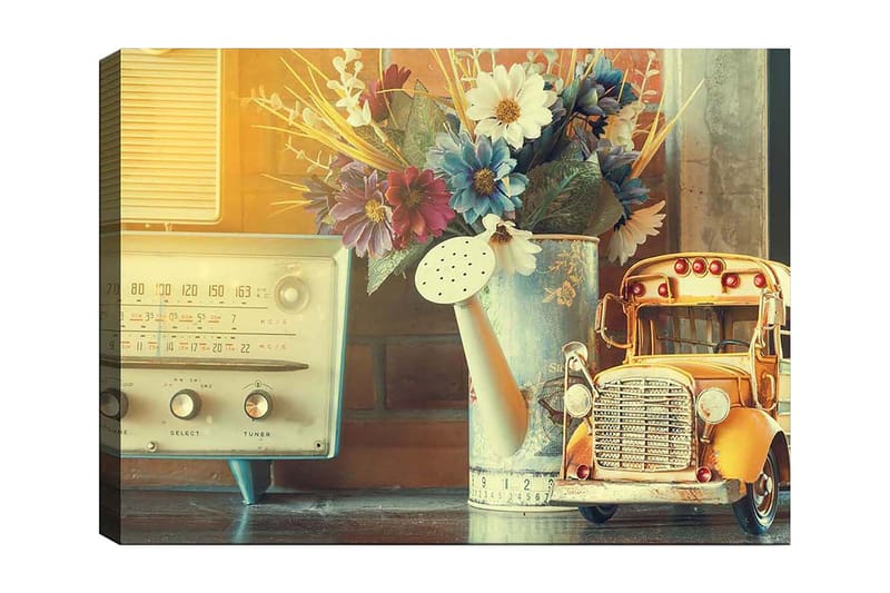 Lærred 70x100 cm - Nostalgisk stilhed med en gammeldags radio, en vandkande og en legetøjsbil i et charmerende interiør, Gul / Blå / Hvid