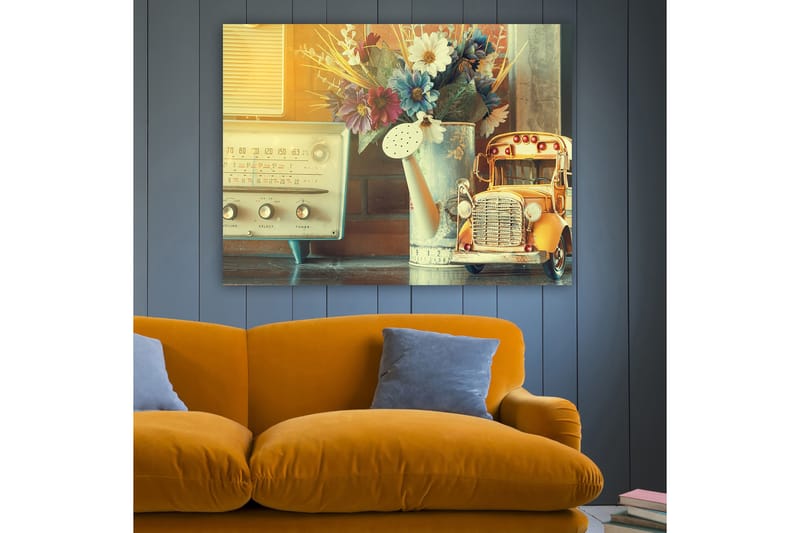 Lærred 70x100 cm - Nostalgisk stilhed med en gammeldags radio, en vandkande og en legetøjsbil i et charmerende interiør - Gul / Blå / Hvid - Boligtilbehør - Billeder & kunst - Billeder på lærred
