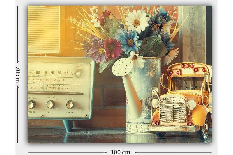 Lærred 70x100 cm - Nostalgisk stilhed med en gammeldags radio, en vandkande og en legetøjsbil i et charmerende interiør - Gul / Blå / Hvid - Boligtilbehør - Billeder & kunst - Billeder på lærred