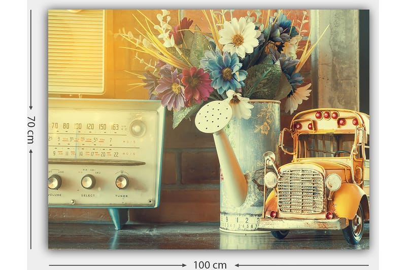 Lærred 70x100 cm - Nostalgisk stilhed med en gammeldags radio, en vandkande og en legetøjsbil i et charmerende interiør - Gul / Blå / Hvid - Boligtilbehør - Billeder & kunst - Billeder på lærred