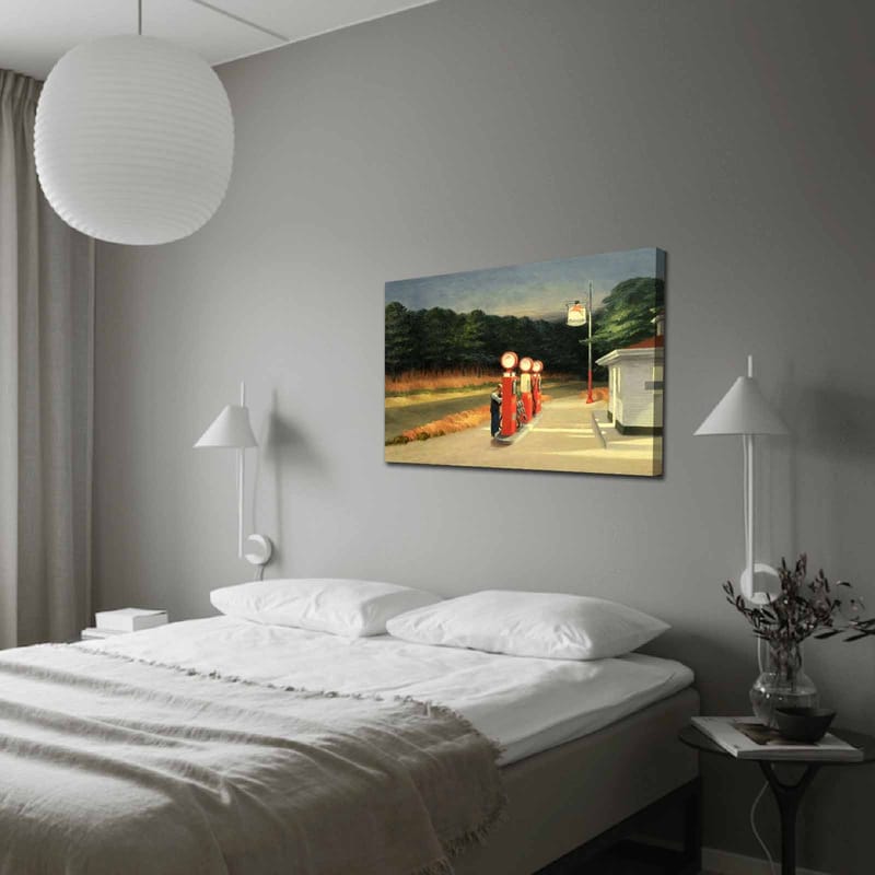 Lærred 70x100 cm - Nostalgisk tankstation med vintagepumper i naturskønne omgivelser, Rød / Grøn / Blå