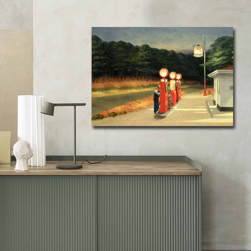 Lærred 70x100 cm - Nostalgisk tankstation med vintagepumper i naturskønne omgivelser - Rød / Grøn / Blå - Boligtilbehør - Billeder & kunst - Billeder på lærred