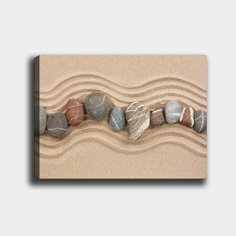 Lærred 70x100 cm - Række af glatte sten placeret på en sandet overflade med bølgede mønstre, Sandbeige / Grå / Rødbrun