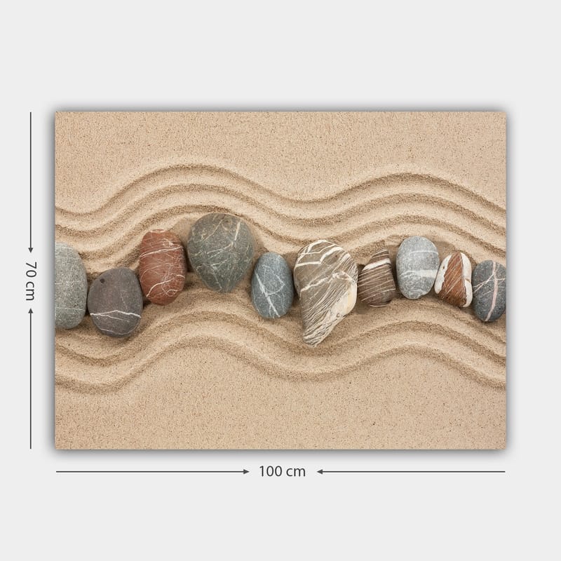 Lærred 70x100 cm - Række af glatte sten placeret på en sandet overflade med bølgede mønstre - Sandbeige / Grå / Rødbrun - Boligtilbehør - Billeder & kunst - Billeder på lærred