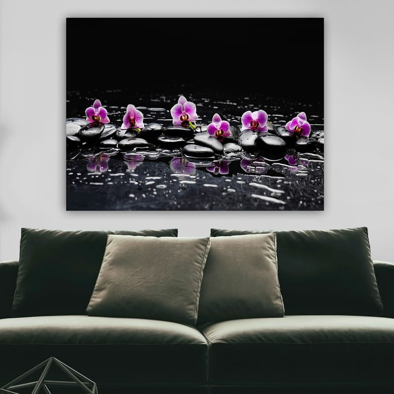 Lærred 70x100 cm - Række af lilla orkideer hvilende på sorte sten med refleksioner i vand - Lilla / Sort - Boligtilbehør - Billeder & kunst - Billeder på lærred