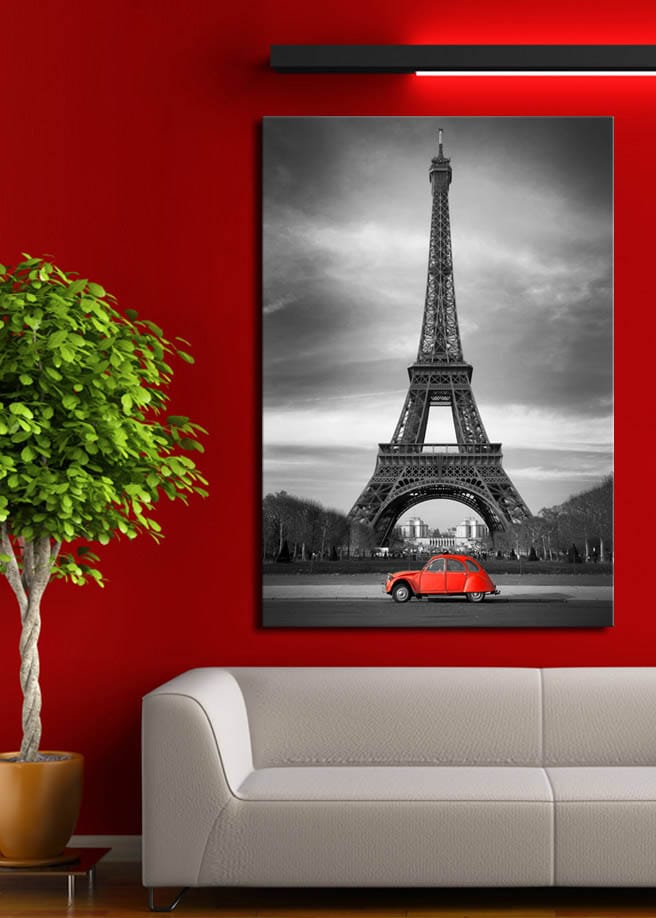 Lærred 70x100 cm - Rød bil foran Eiffeltårnet i sort-hvid - Rød / Sort / Grå - Boligtilbehør - Billeder & kunst - Billeder på lærred