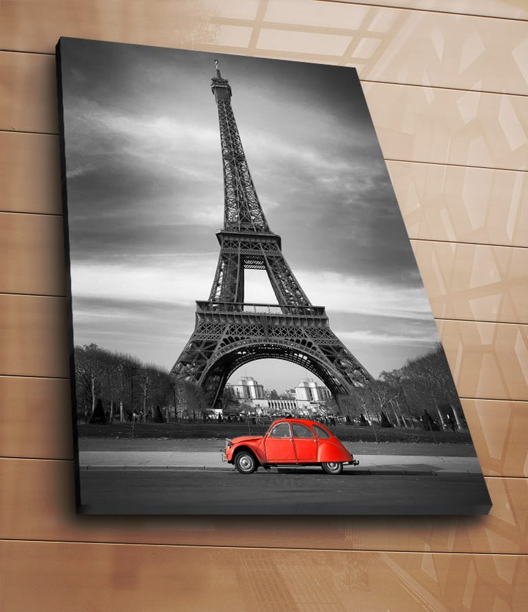 Lærred 70x100 cm - Rød bil foran Eiffeltårnet i sort-hvid - Rød / Sort / Grå - Boligtilbehør - Billeder & kunst - Billeder på lærred