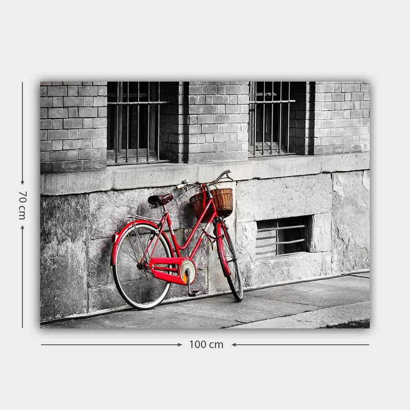 Lærred 70x100 cm - Rød cykel lænet op ad en grå væg i et bymiljø - Rød / Grå - Boligtilbehør - Billeder & kunst - Billeder på lærred