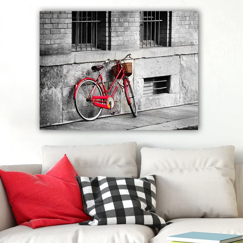 Lærred 70x100 cm - Rød cykel lænet op ad en grå væg i et bymiljø - Rød / Grå - Boligtilbehør - Billeder & kunst - Billeder på lærred