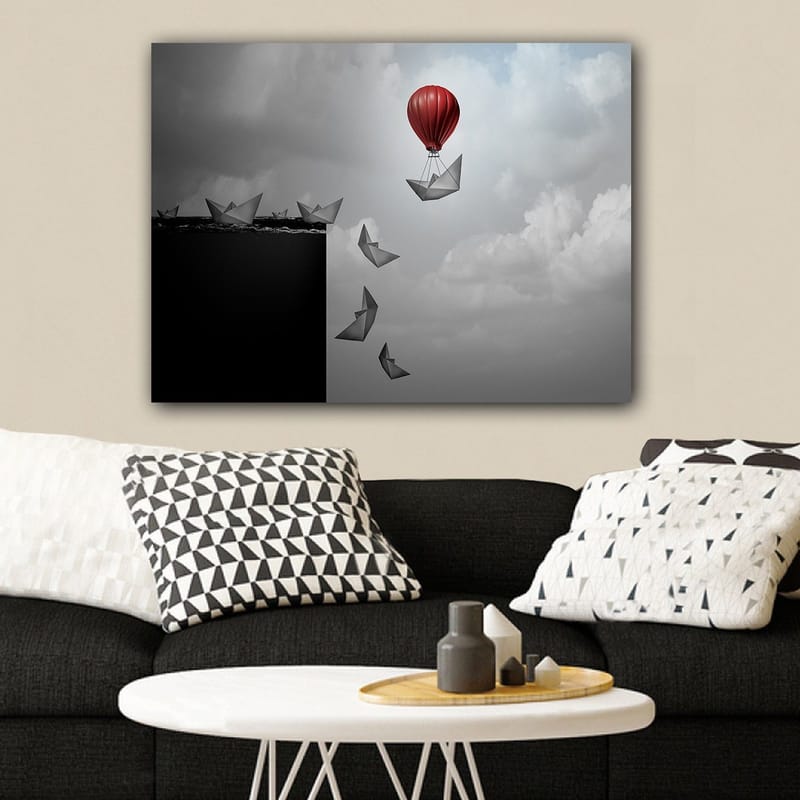 Lærred 70x100 cm - Rød varmluftballon svæver over en sort afgrund med papirbåde svævende nedenunder - Rød / Sort / Grå - Boligtilbehør - Billeder & kunst - Billeder på lærred