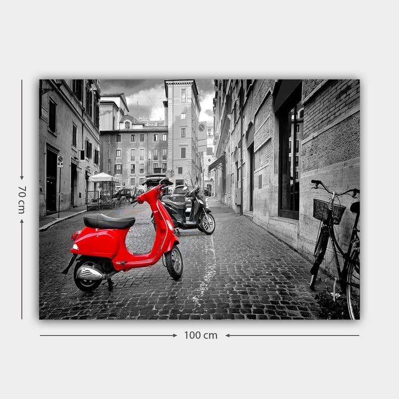 Lærred 70x100 cm - Røde løbehjulsstandere i et sort-hvidt bymiljø med brostensbelagte gader og bygninger - Rød / Sort / Grå - Boligtilbehør - Billeder & kunst - Billeder på lærred