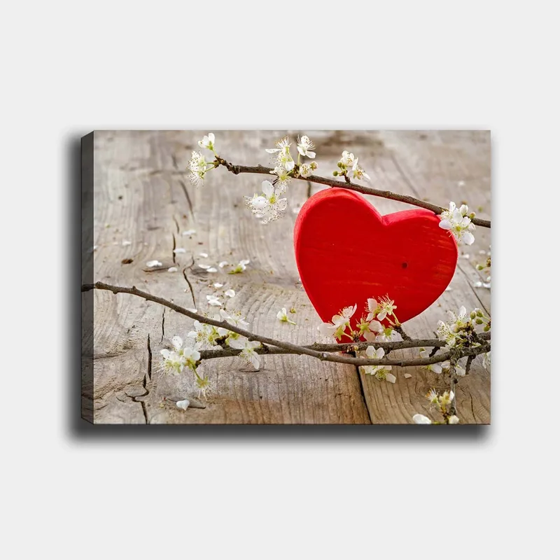 Lærred 70x100 cm - Rødt hjerte omgivet af blomster på en træoverflade, Rød / Hvid