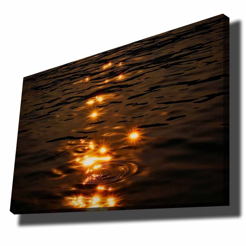 Lærred 70x100 cm - Reflektioner af sollys på en stille vandoverflade, Guld / Mørkebrun