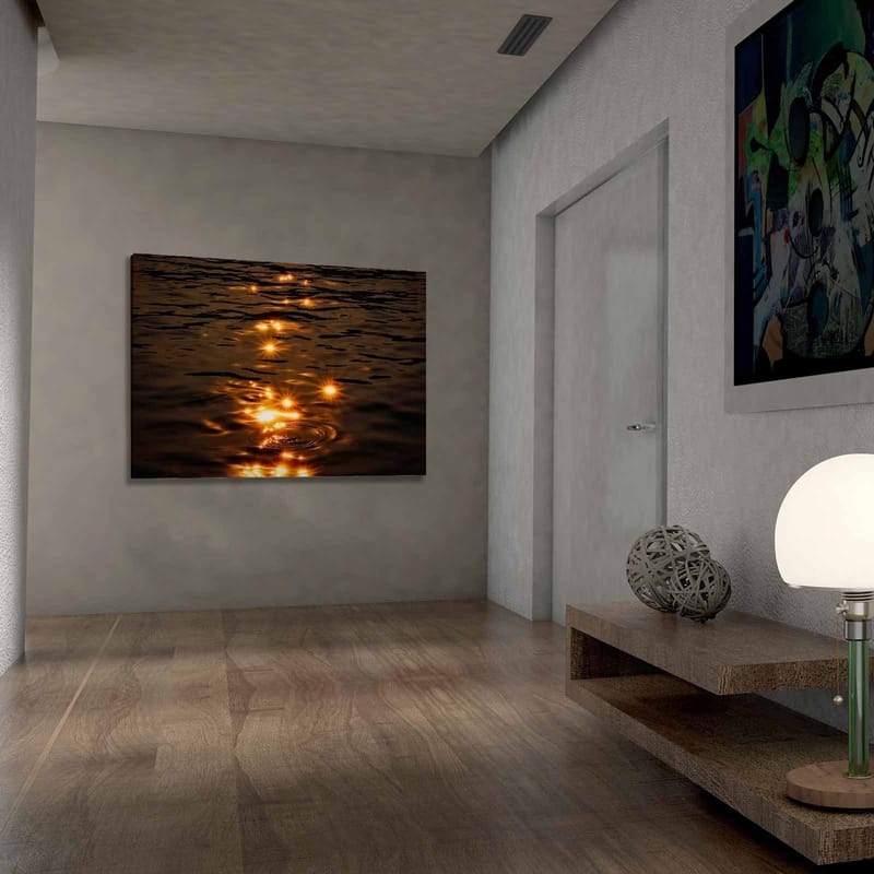 Lærred 70x100 cm - Reflektioner af sollys på en stille vandoverflade - Guld / Mørkebrun - Boligtilbehør - Billeder & kunst - Billeder på lærred