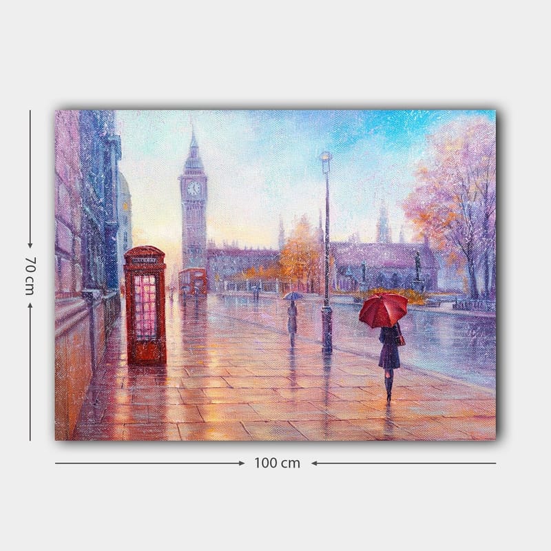 Lærred 70x100 cm - Regnfuldt bybillede med en rød telefonboks og en person med en rød paraply, der går langs en våd gade - Rød / Blå / Orange - Boligtilbehør - Billeder & kunst - Billeder på lærred