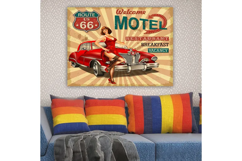 Lærred 70x100 cm - Retroinspireret plakat med en kvinde i rød kjole poserende ved siden af en klassisk rød bil - Rød / Sort / Beige - Boligtilbehør - Billeder & kunst - Billeder på lærred