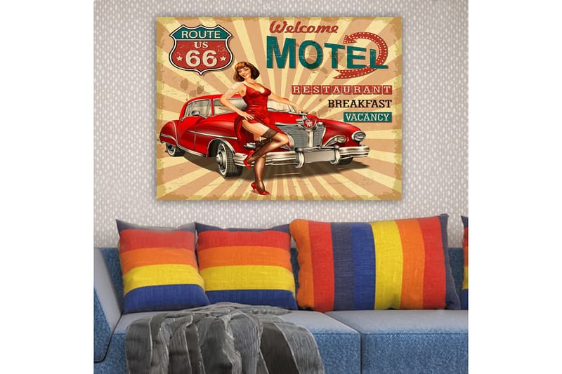 Lærred 70x100 cm - Retroinspireret plakat med en kvinde i rød kjole poserende ved siden af en klassisk rød bil - Rød / Sort / Beige - Boligtilbehør - Billeder & kunst - Billeder på lærred