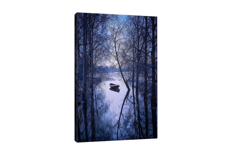Lærred 70x100 cm - Rolig båd fortøjet i en spejlblank sø omgivet af vintertræer, Mørkeblå / Lyseblå