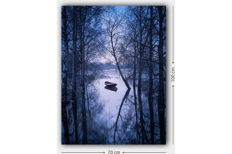 Lærred 70x100 cm - Rolig båd fortøjet i en spejlblank sø omgivet af vintertræer - Mørkeblå / Lyseblå - Boligtilbehør - Billeder & kunst - Billeder på lærred