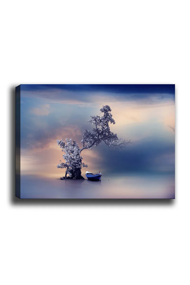Lærred 70x100 cm - Rolig båd på en magisk, tåget strand med et træ, der strækker sig over vandet, Blå / Grå / Hvid