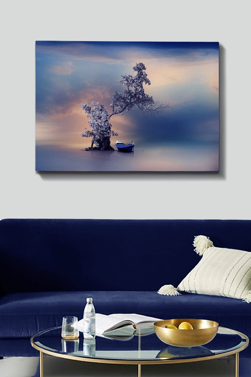 Lærred 70x100 cm - Rolig båd på en magisk, tåget strand med et træ, der strækker sig over vandet - Blå / Grå / Hvid - Boligtilbehør - Billeder & kunst - Billeder på lærred