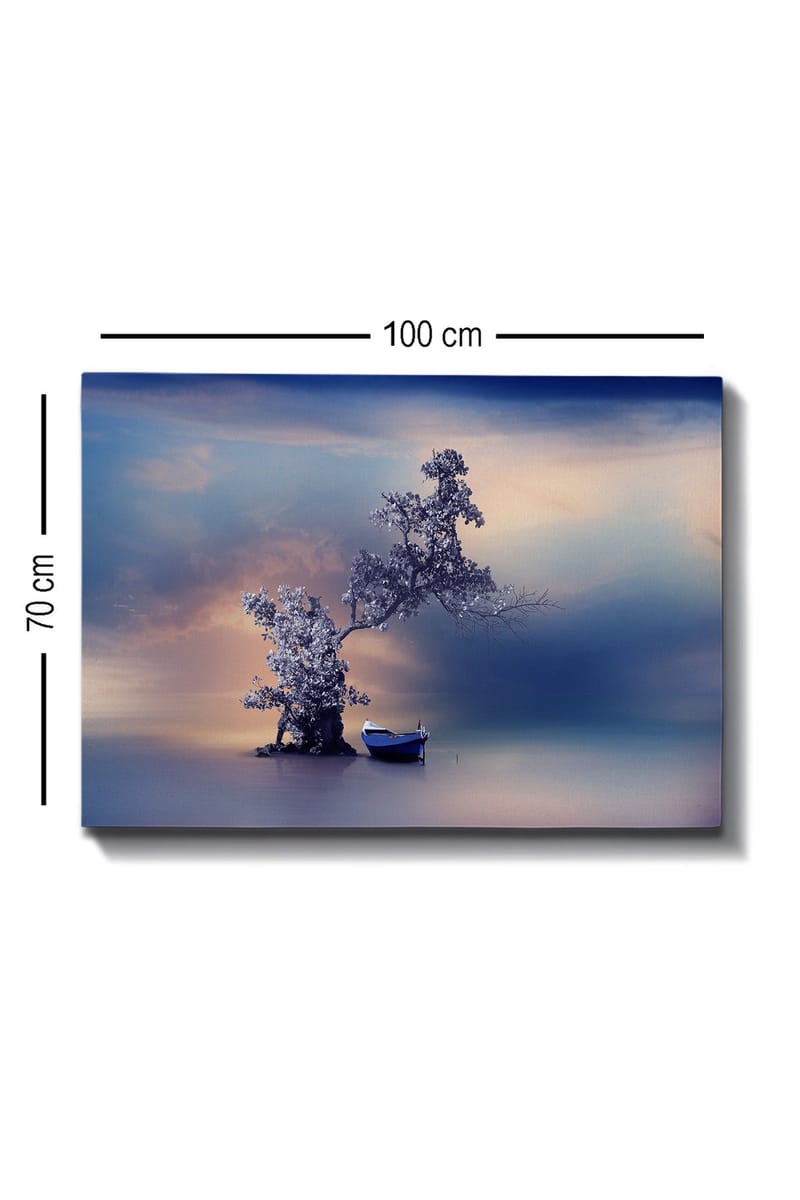 Lærred 70x100 cm - Rolig båd på en magisk, tåget strand med et træ, der strækker sig over vandet - Blå / Grå / Hvid - Boligtilbehør - Billeder & kunst - Billeder på lærred