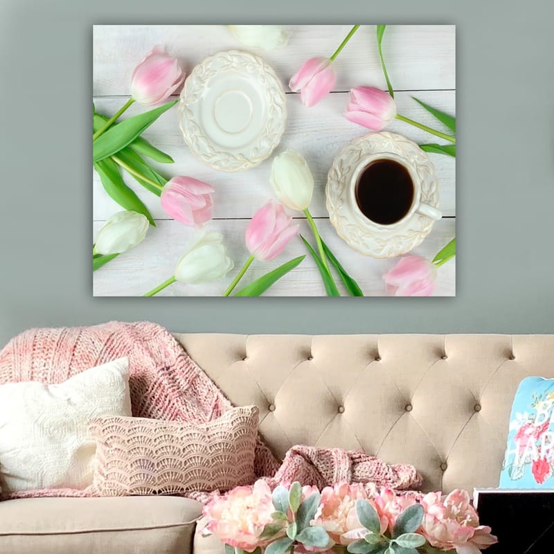 Lærred 70x100 cm - Rolig borddækning med en kop kaffe og tulipaner i pink og hvid - Lyserød / Hvid / Grøn - Boligtilbehør - Billeder & kunst - Billeder på lærred