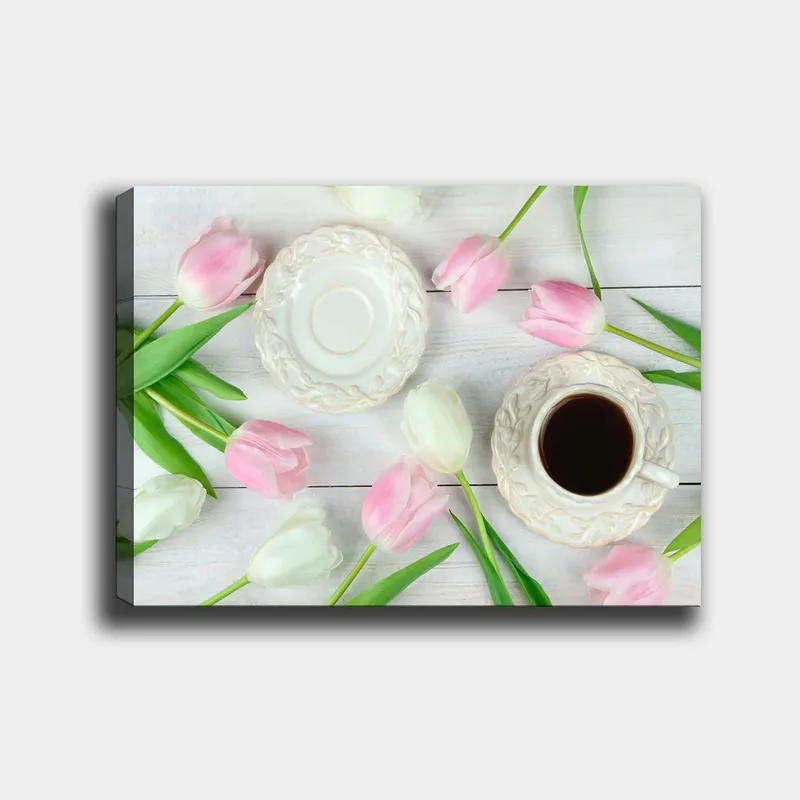 Lærred 70x100 cm - Rolig borddækning med en kop kaffe og tulipaner i pink og hvid, Lyserød / Hvid / Grøn
