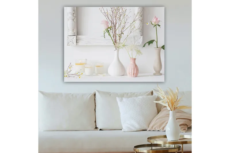 Lærred 70x100 cm - Rolig komposition af blomster i forskellige vaser med en romantisk stemning - Lys pink / Hvid / Beige - Boligtilbehør - Billeder & kunst - Billeder på lærred