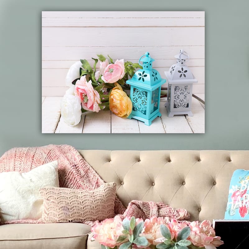 Lærred 70x100 cm - Rolig komposition af blomster og lanterner i pastelfarver - Lyseblå / Pink / Gul - Boligtilbehør - Billeder & kunst - Billeder på lærred