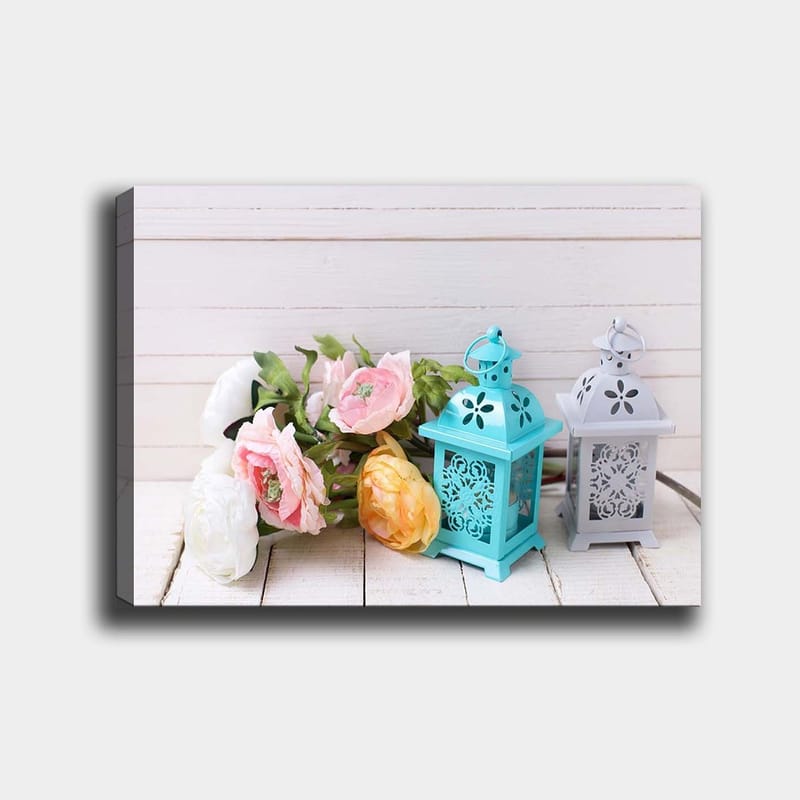 Lærred 70x100 cm - Rolig komposition af blomster og lanterner i pastelfarver, Lyseblå / Pink / Gul
