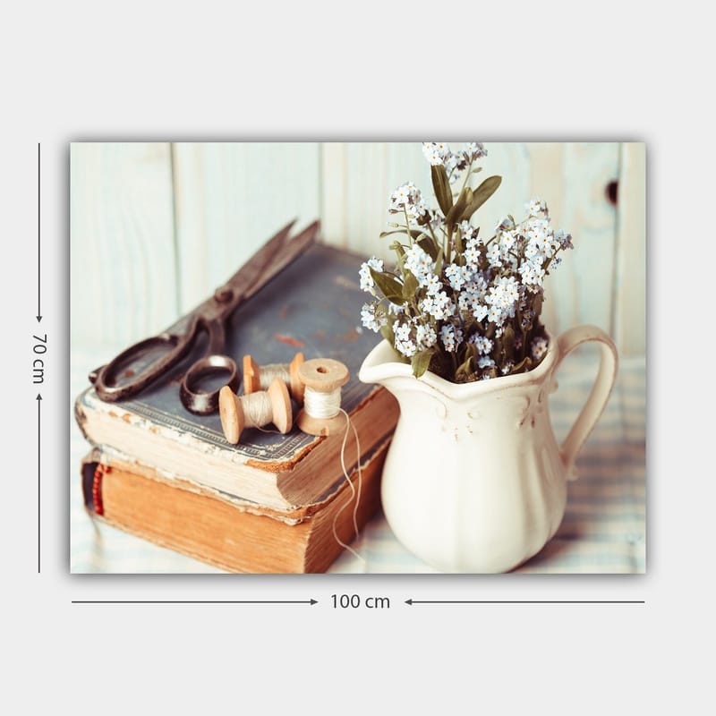 Lærred 70x100 cm - Rolig komposition af en kande med blomster, en bog og syredskaber - Lyseblå / Beige / Grøn - Boligtilbehør - Billeder & kunst - Billeder på lærred