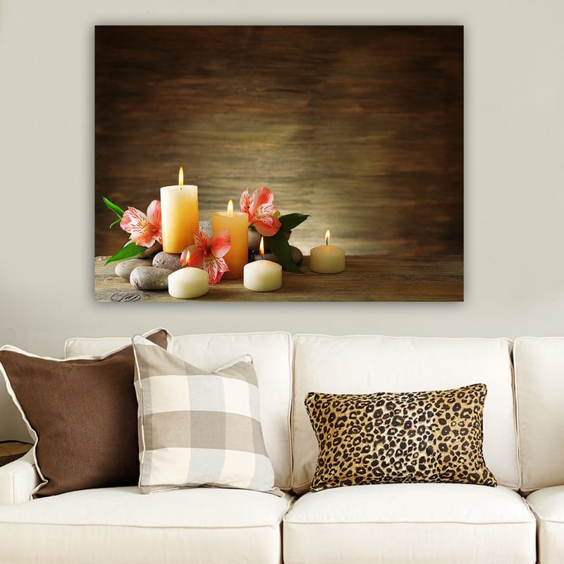 Lærred 70x100 cm - Rolig komposition af skinnende lys og lyserøde blomster på sten - Lysegul / Pink / Grøn - Boligtilbehør - Billeder & kunst - Billeder på lærred