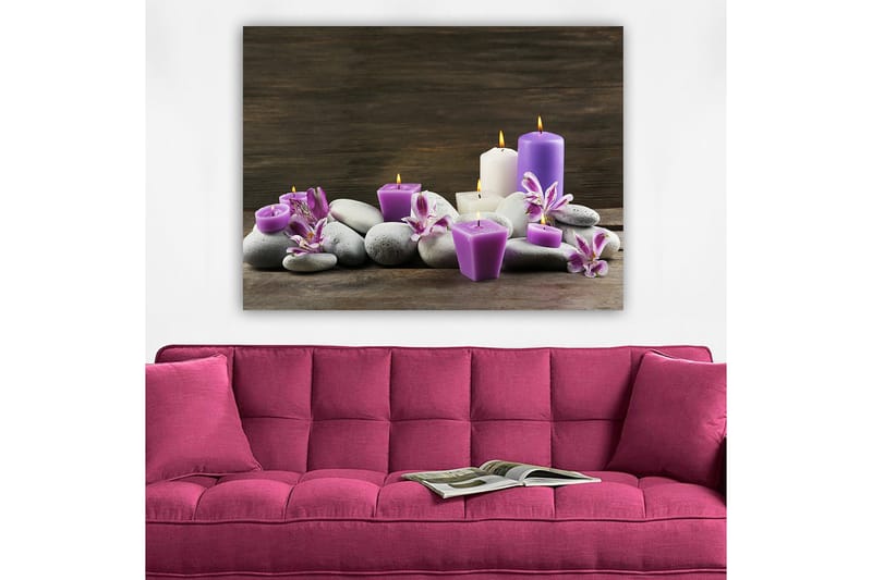 Lærred 70x100 cm - Rolig komposition af stearinlys og sten med lilla og hvide stearinlys omgivet af blomster - Lilla / Hvid / Grå - Boligtilbehør - Billeder & kunst - Billeder på lærred
