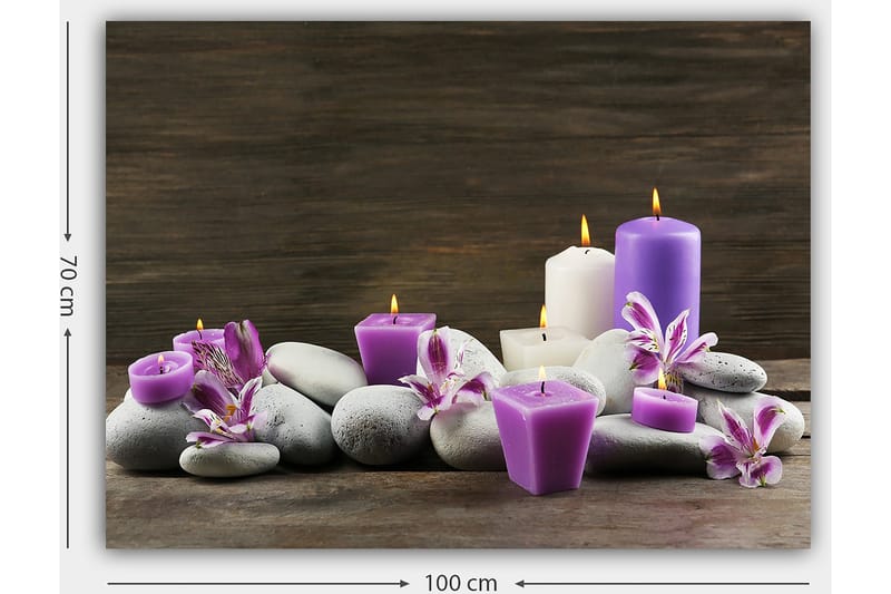 Lærred 70x100 cm - Rolig komposition af stearinlys og sten med lilla og hvide stearinlys omgivet af blomster - Lilla / Hvid / Grå - Boligtilbehør - Billeder & kunst - Billeder på lærred