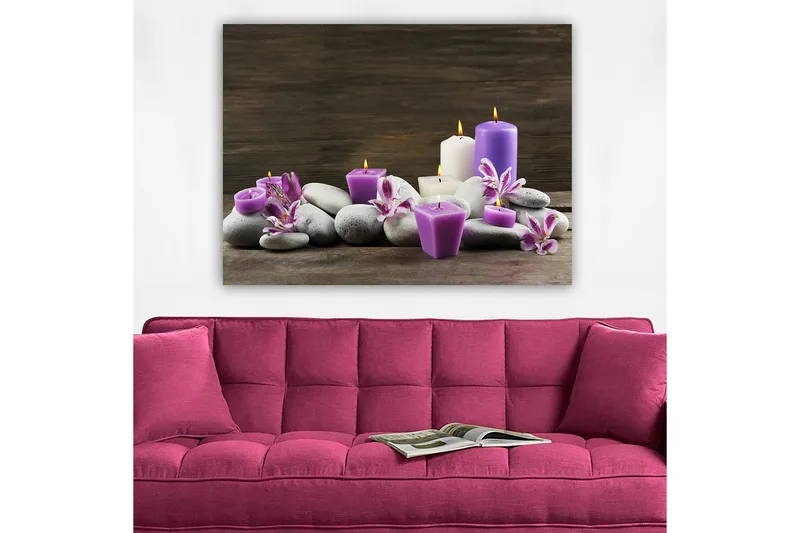 Lærred 70x100 cm - Rolig komposition af stearinlys og sten med lilla og hvide stearinlys omgivet af blomster - Lilla / Hvid / Grå - Boligtilbehør - Billeder & kunst - Billeder på lærred