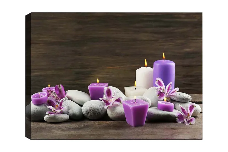 Lærred 70x100 cm - Rolig komposition af stearinlys og sten med lilla og hvide stearinlys omgivet af blomster, Lilla / Hvid / Grå
