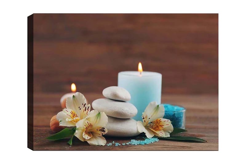 Lærred 70x100 cm - Rolig komposition af sten, blomster og stearinlys, der skaber en afslappende atmosfære, Lyseblå / Hvid / Grøn