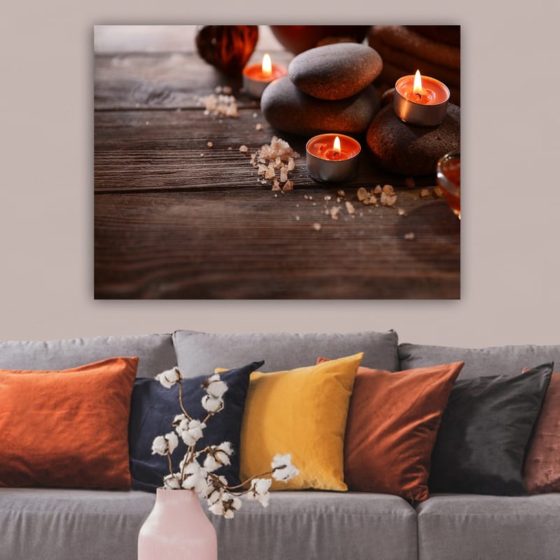Lærred 70x100 cm - Rolig komposition af sten og tændte stearinlys, der skaber en afslappende atmosfære, Grå / Orange / Brun