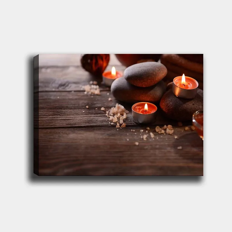 Lærred 70x100 cm - Rolig komposition af sten og tændte stearinlys, der skaber en afslappende atmosfære - Grå / Orange / Brun - Boligtilbehør - Billeder & kunst - Billeder på lærred