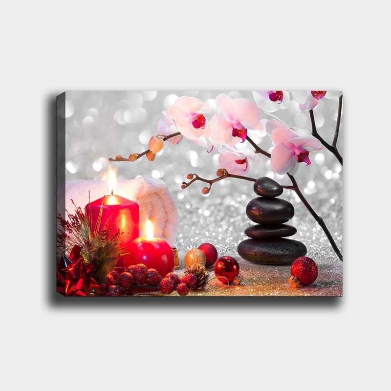 Lærred 70x100 cm - Rolig komposition med klare orkideer, sorte sten og røde lys, der skaber en harmonisk atmosfære, Lyserød / Rød / Sort