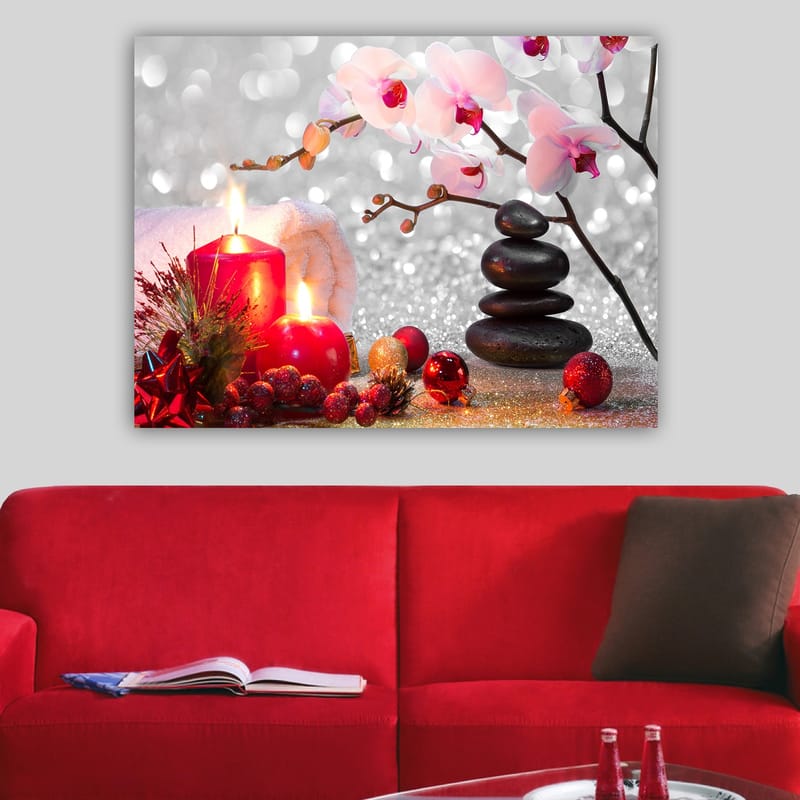 Lærred 70x100 cm - Rolig komposition med klare orkideer, sorte sten og røde lys, der skaber en harmonisk atmosfære - Lyserød / Rød / Sort - Boligtilbehør - Billeder & kunst - Billeder på lærred