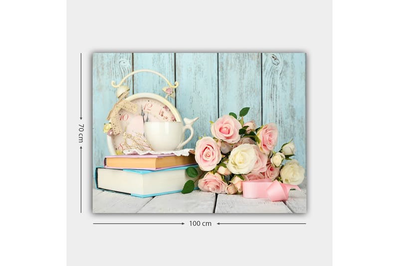 Lærred 70x100 cm - Rolig og romantisk komposition med en kop, et gammeldags ur og en buket roser - Lys pink / Hvid / Lyseblå - Boligtilbehør - Billeder & kunst - Billeder på lærred