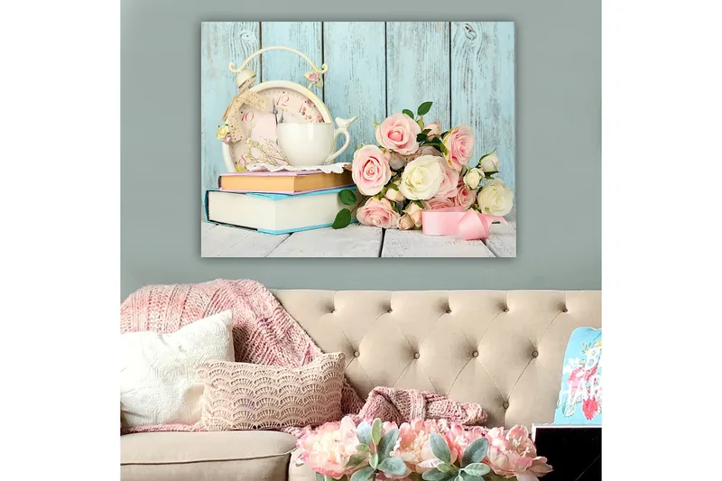 Lærred 70x100 cm - Rolig og romantisk komposition med en kop, et gammeldags ur og en buket roser - Lys pink / Hvid / Lyseblå - Boligtilbehør - Billeder & kunst - Billeder på lærred
