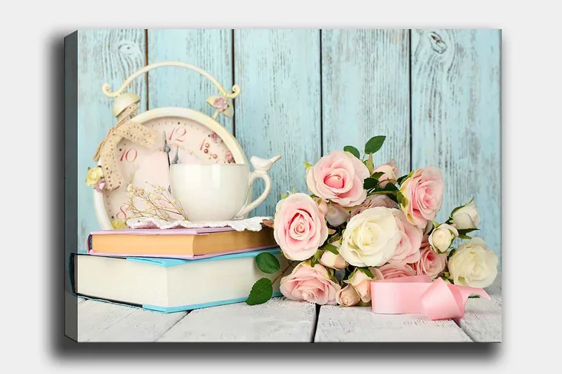 Lærred 70x100 cm - Rolig og romantisk komposition med en kop, et gammeldags ur og en buket roser, Lys pink / Hvid / Lyseblå