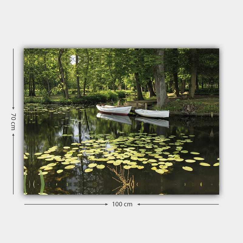 Lærred 70x100 cm - Rolig sø med åkander og to hvide både, der flyder på overfladen - Grøn / Gul / Hvid - Boligtilbehør - Billeder & kunst - Billeder på lærred